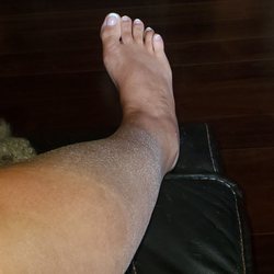 Q Nails - Residue of the mask put on legs before the supposed massage.