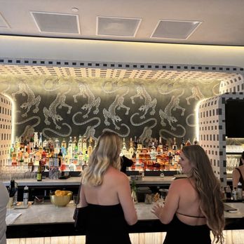 Eight Bar - American Near Me - Miami, Florida