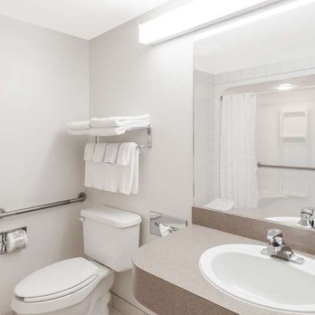 Super 8 by Wyndham High River AB - Bathroom - Hotels Near Me - High River, Alberta Super 8 by Wyndham High River AB - Bathroom - Hotels Near Me - High River, Alberta