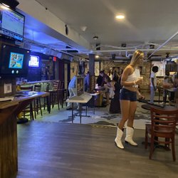 Pour Larry's Bar