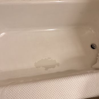 DoubleTree by Hilton Hotel & Suites Pittsburgh Downtown - Massive chip in tub - Hotels Near Me - Pittsburgh, Pennsylvania