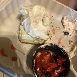 Canyon Restaurant & Tavern Bar - Cheese cake with fresh berries on the side
