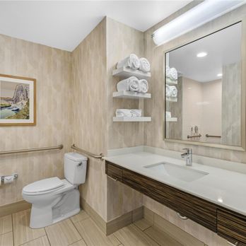Hampton Inn & Suites Bend - Guest room bath - Hotels Near Me - Bend, Oregon Hampton Inn & Suites Bend - Guest room bath - Hotels Near Me - Bend, Oregon