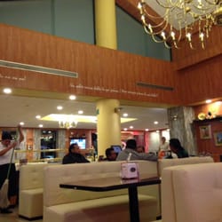 Interior del restaurant en la noche