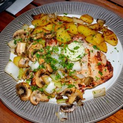 Oktober - Schweinesteak mit Zwiebeln & Champignons 16,90€