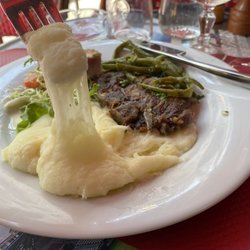 Le Toucan - Wonderful surprise - not just wonderful mashed potatoes but an amazing cheesy bite!