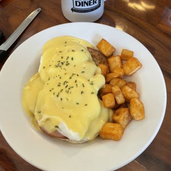 Lindy's Diner - Classic eggs benedict - Diners Near Me - Keene, New Hampshire