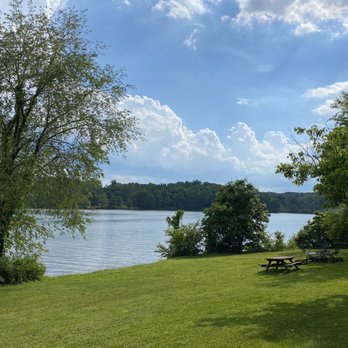 At Lake Logan Cottages - Cottage yard - Guest Houses Near Me - Logan, Ohio At Lake Logan Cottages - Cottage yard - Guest Houses Near Me - Logan, Ohio