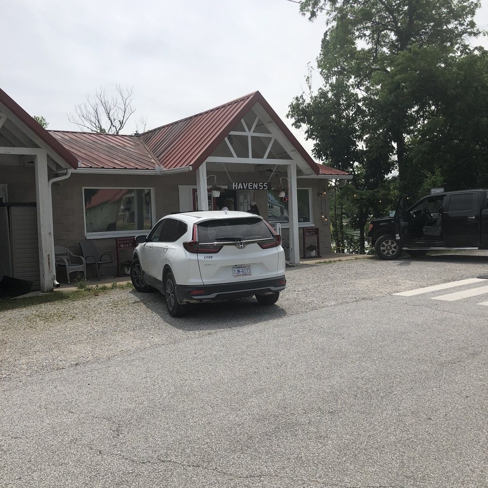 Haven 55 - Cute atmosphere and view - American Near Me - Pineville, Missouri