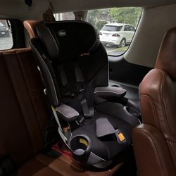 Toronto Exclusive Limousine Services - Front Facing Toddler Child Car Seat Installed in Airport Limousine Toronto Exclusive Limo Service.
