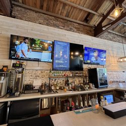 Louisville StrEatery - Bar menu and sports TV