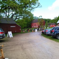Holz Park - Dirt trail leading up to farm