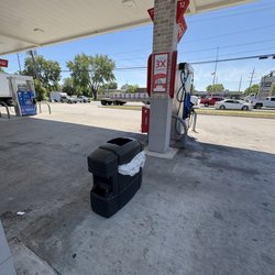 7-Eleven - Clean Garbage & Windshield Washer Fluid