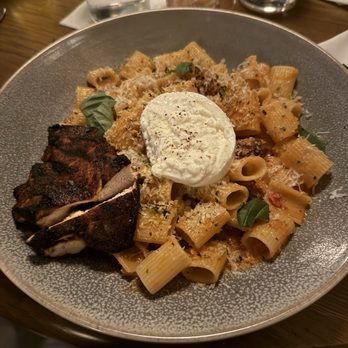 Earls Kitchen + Bar - Spicy Calabrian Pasta with burrata and Cajun chicken - Cocktail Bars Near Me - Honolulu, Hawaii Earls Kitchen + Bar - Spicy Calabrian Pasta with burrata and Cajun chicken - Cocktail Bars Near Me - Honolulu, Hawaii