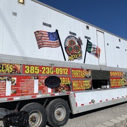 Taqueria 3 Espuelas - Giant food truck