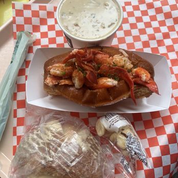 Pike Place Chowder - New England Clam Chowder - Contains Pork Connecticut-Style Maine Lobster Roll - Seafood Near Me - Seattle, Washington Pike Place Chowder - New England Clam Chowder - Contains Pork Connecticut-Style Maine Lobster Roll - Seafood Near Me - Seattle, Washington