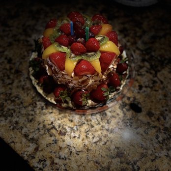 Publix - a cake with strawberries and kiwis - Drugstores Near Me - Hialeah, Florida Publix - a cake with strawberries and kiwis - Drugstores Near Me - Hialeah, Florida