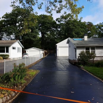 Barreca Blacktop Sealcoating - a driveway in a residential area - General Contractors Near Me - Mundelein, Illinois