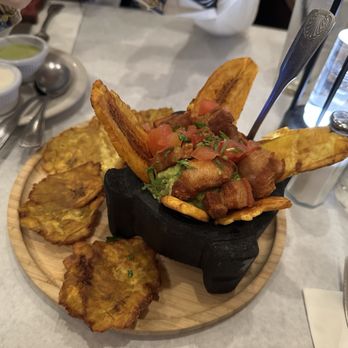 Pio Pio Restaurant - Tostones with guacamole and chicharon - Peruvian Near Me - Orlando, Florida Pio Pio Restaurant - Tostones with guacamole and chicharon - Peruvian Near Me - Orlando, Florida