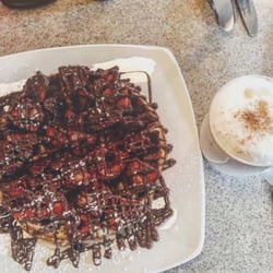 Brugge Café - Waffle nutella y fresa  Capuccino