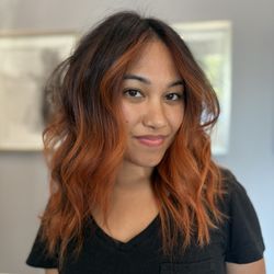 Ellemod - Bright and vibrant copper brunette balayage. Accents around the face accentuates her tan skin and brown eyes.