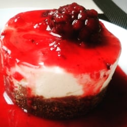 Restaurante Santo Prazer - Com belissima presentação, sabor leve e sofisticado a cheseecake de frutas vermelhas é uma ótima pedida.