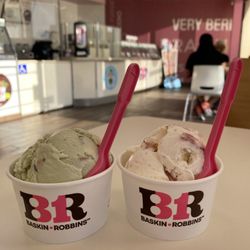 Baskin-Robbins - Pistachio Almond & Strawberry Cheesecake