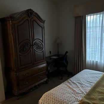 La Quinta Vacations Rental - Master bedroom and desk - Vacation Rentals Near Me - La Quinta, California La Quinta Vacations Rental - Master bedroom and desk - Vacation Rentals Near Me - La Quinta, California