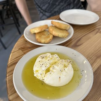 Sei Pizza Bar - burrata appetizer - Pizza Near Me - Los Angeles, California
