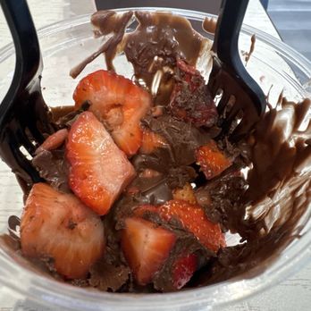 Chocolate Bash - Strawberry cup with milk chocolate - Desserts Near Me - Irvine, California