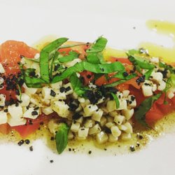 Ensalada de tomate rosa con mozarella trufada y albahaca fresca