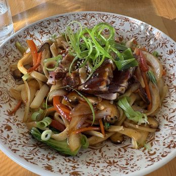 Hali'imaile General Store - Seared ahi over udon - Seafood Near Me - Makawao, Hawaii
