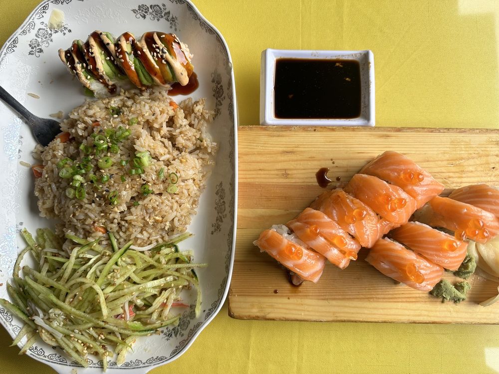 Fujiyama Sushi & More Logo