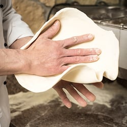 Pizzeria Flori - Pizza noch per Hand gemacht