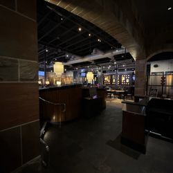 BJ's Restaurant & Brewhouse - Main eating area