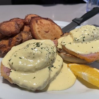 The Pelham Street Grille - Eggs Benedict - Breakfast & Brunch Near Me - Pelham, Ontario