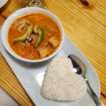 Thai Tamarind Noodle and Rice - Massaging curry with tofu - Thai Near Me - Bellevue, Pennsylvania