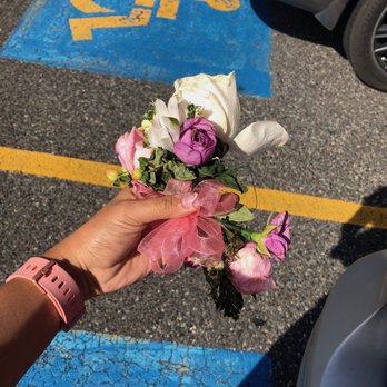 A Bella Mia Flowers - This is supposed to be a casket insert.  I was charged $35.00 for this. - Florists Near Me - Norwood, Massachusetts