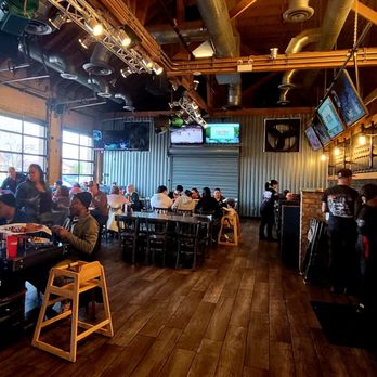 Paisans Pizzeria and Bar - Dining room - Pizza Near Me - Berwyn, Illinois