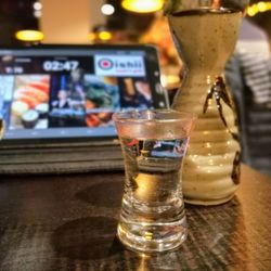 Oishii - Genauso unmöglich wie der Geschmack: Sake mit Schnapspinnchen.