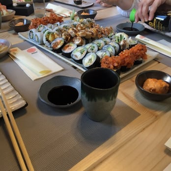 Mizu - Od prawej: tatar z łososia na ostro, pieczona dorada, pieczony łosoś z serkiem philadelphia, krewetka w tempurze z pieczonym węgorzem. - Japanese Near Me - Warsaw, MZ