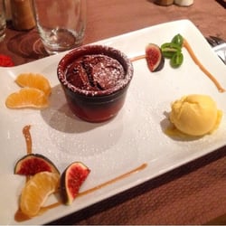 Restaurant La Charrue - Moelleux au chocolat et sorbet orange - à tomber !