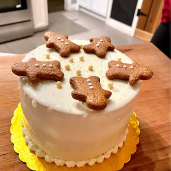 Trafiq Cafe & Bakery - Christmas Gingerbread Cake - Cafes Near Me - Vancouver, British Columbia