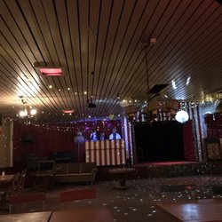 Far I Hatten - Empty dance floor. Perhaps three DJs is two too many