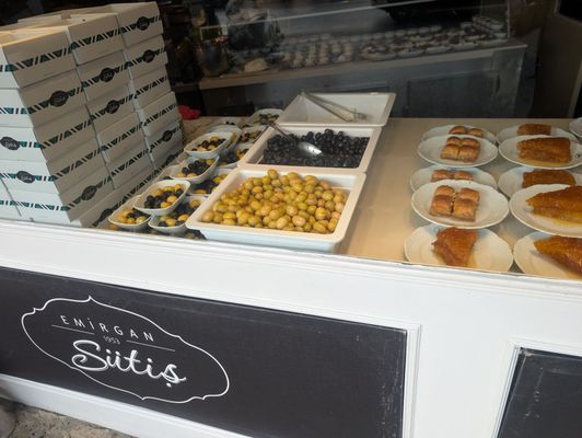 Emirgan Sütiş by null