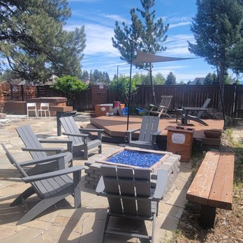 Left Coast Lodge - Outside area with fire pit and tub. - Hotels Near Me - Sisters, Oregon Left Coast Lodge - Outside area with fire pit and tub. - Hotels Near Me - Sisters, Oregon