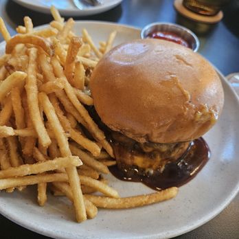 Eating House - French onion burger - Beer, Wine & Spirits Near Me - Miami, Florida Eating House - French onion burger - Beer, Wine & Spirits Near Me - Miami, Florida