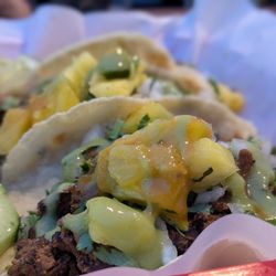 Lobos Tacos y Pupusas - Al pastor