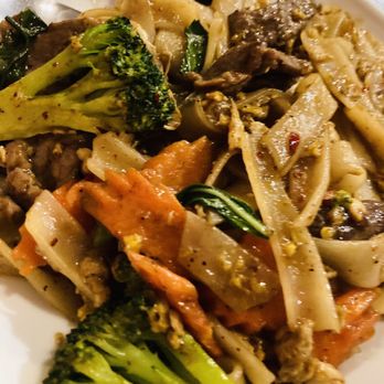 Bai Thong - Drunken Noodles - Thai Near Me - Tucson, Arizona