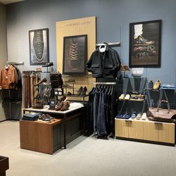 Allen Edmonds - Merchandise display